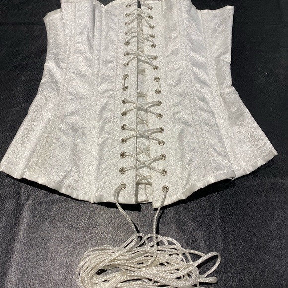 Corset - Picture 2 of 5